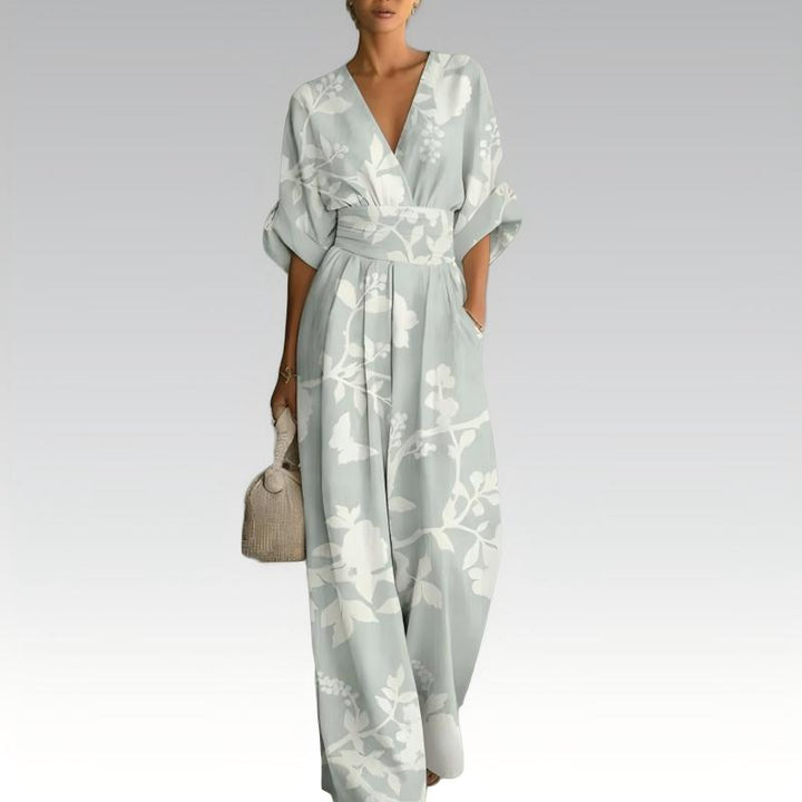 Mono floral de mujer con escote V y cintura definida, perfecto para el verano.