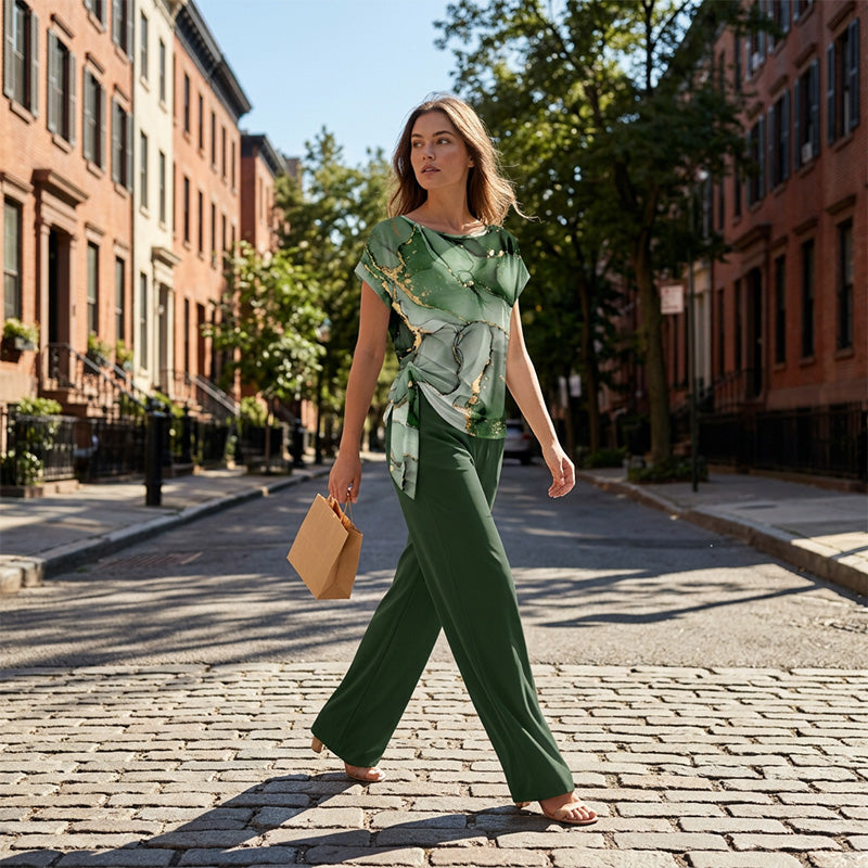 Moda de verano para mujer: conjunto de dos piezas con top de diseño único y pantalón fluido que aporta frescura.