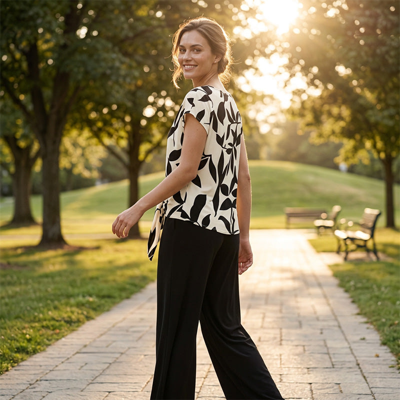 Estilo elegante femenino: conjunto con top estampado floral pastel y pantalón fluido blanco, perfecto para cualquier ocasión.