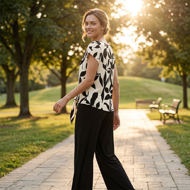 Estilo elegante femenino: conjunto con top estampado floral pastel y pantalón fluido blanco, perfecto para cualquier ocasión.