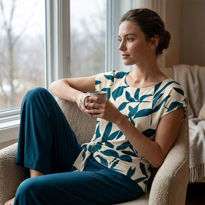 Moda femenina cómoda: conjunto con top estampado de lunares y pantalón fluido negro, perfecto para el día a día.