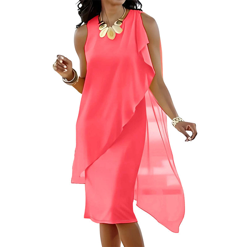 Mujer luciendo vestido asimétrico sin mangas de muselina. Un diseño fluido, elegante y perfecto para el verano.