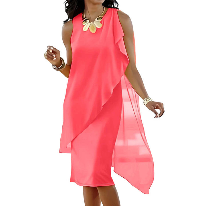 Mujer luciendo vestido asimétrico sin mangas de muselina. Un diseño fluido, elegante y perfecto para el verano.