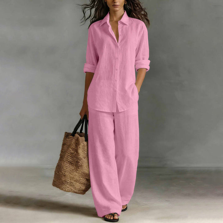 Mujer modelando conjunto elegante de camisa abotonada y pantalón ancho, mostrando su fluidez. Ideal outfit casual chic.