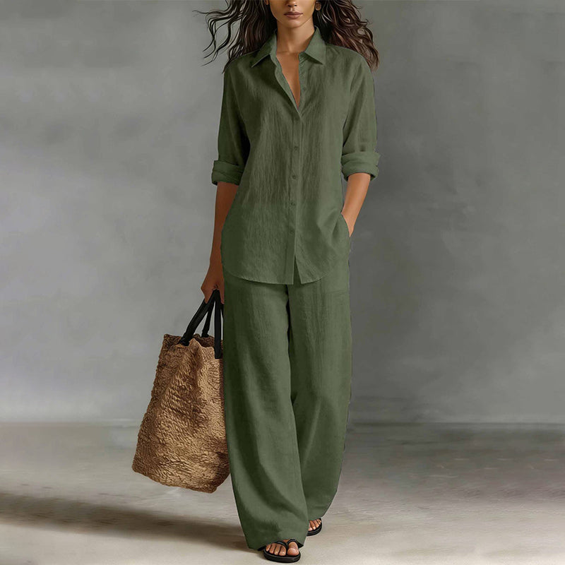 Detalle de los botones de la camisa y cintura del pantalón ancho. Conjunto de dos piezas moderno y elegante para mujer.
