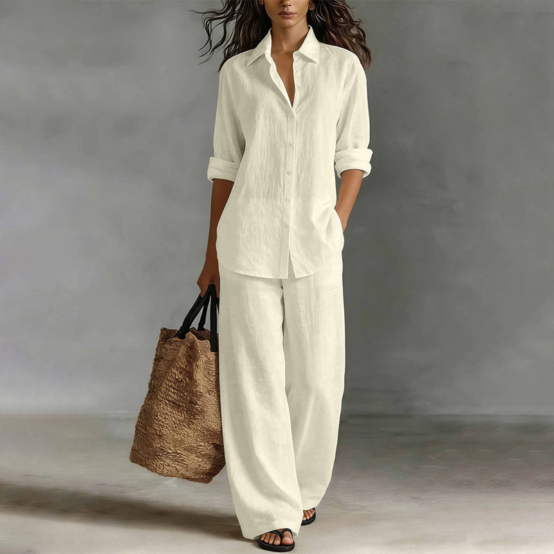 Conjunto elegante de camisa abotonada y pantalón ancho, vista trasera. Destaca su caída fluida y moda femenina chic.