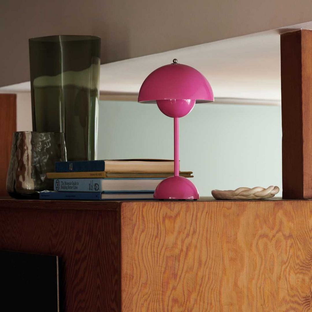 Lámpara de mesa LED con luz regulable. Diseño minimalista para iluminación ambiental moderna.