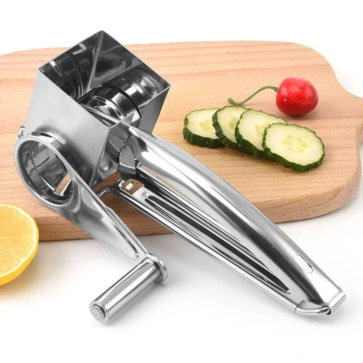 Primer plano de rallador profesional de acero inoxidable, mostrando sus cuchillas afiladas para una preparación rápida de alimentos.