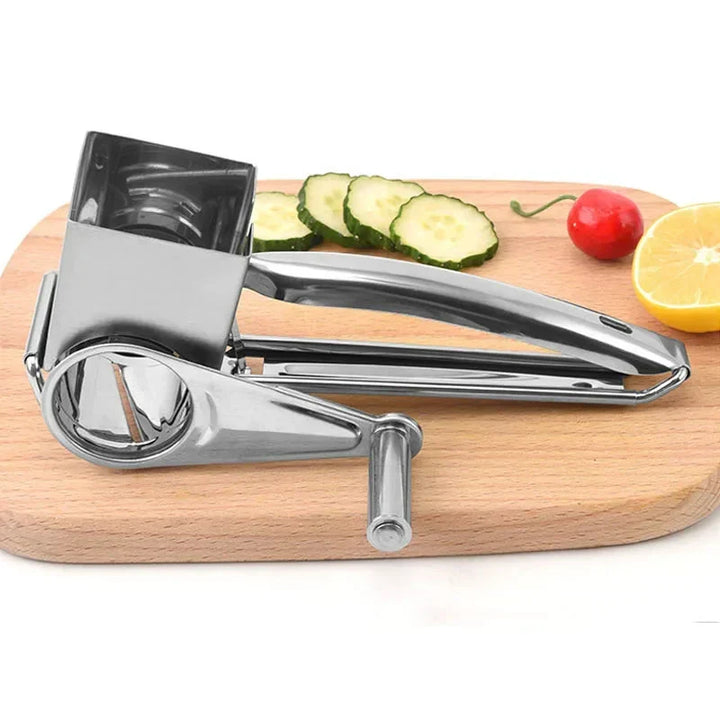 Rallador de queso de acero inoxidable, ideal para preparar ensaladas, pastas y pizzas en tu hogar. Herramienta de cocina duradera.