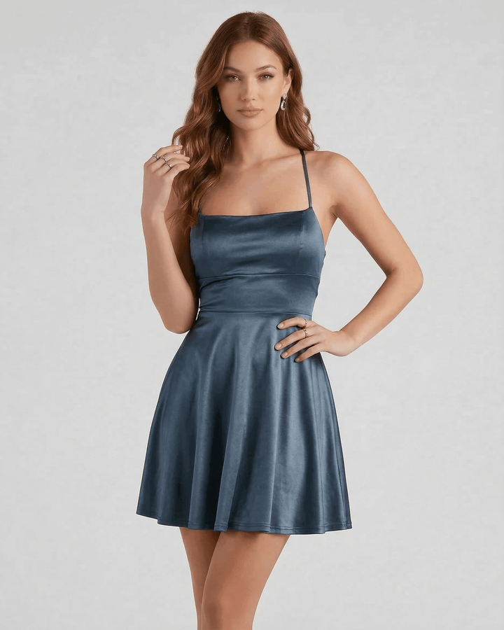 Vestido mini azul acero para mujer, look elegante para fiesta, cóctel y noche.