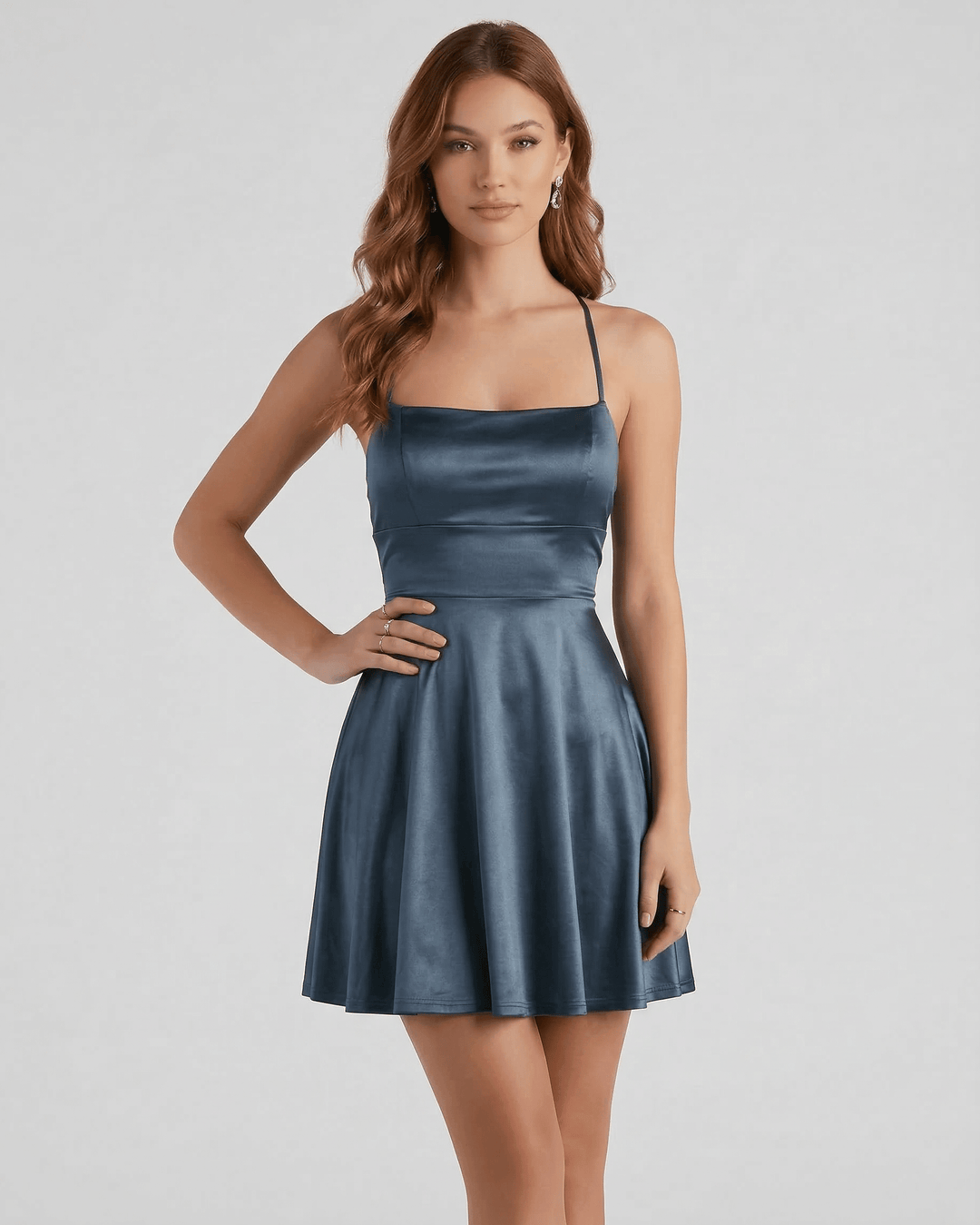 Vestido mini azul acero con estilo chic para mujer, perfecto para fiestas nocturnas.