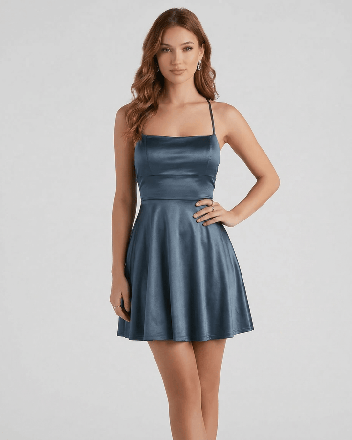 Elegante vestido mini azul acero de mujer, ideal para celebraciones y eventos de noche.