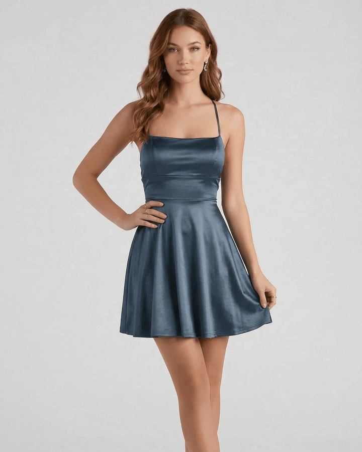 Vestido corto de mujer azul acero, diseño elegante para eventos especiales.