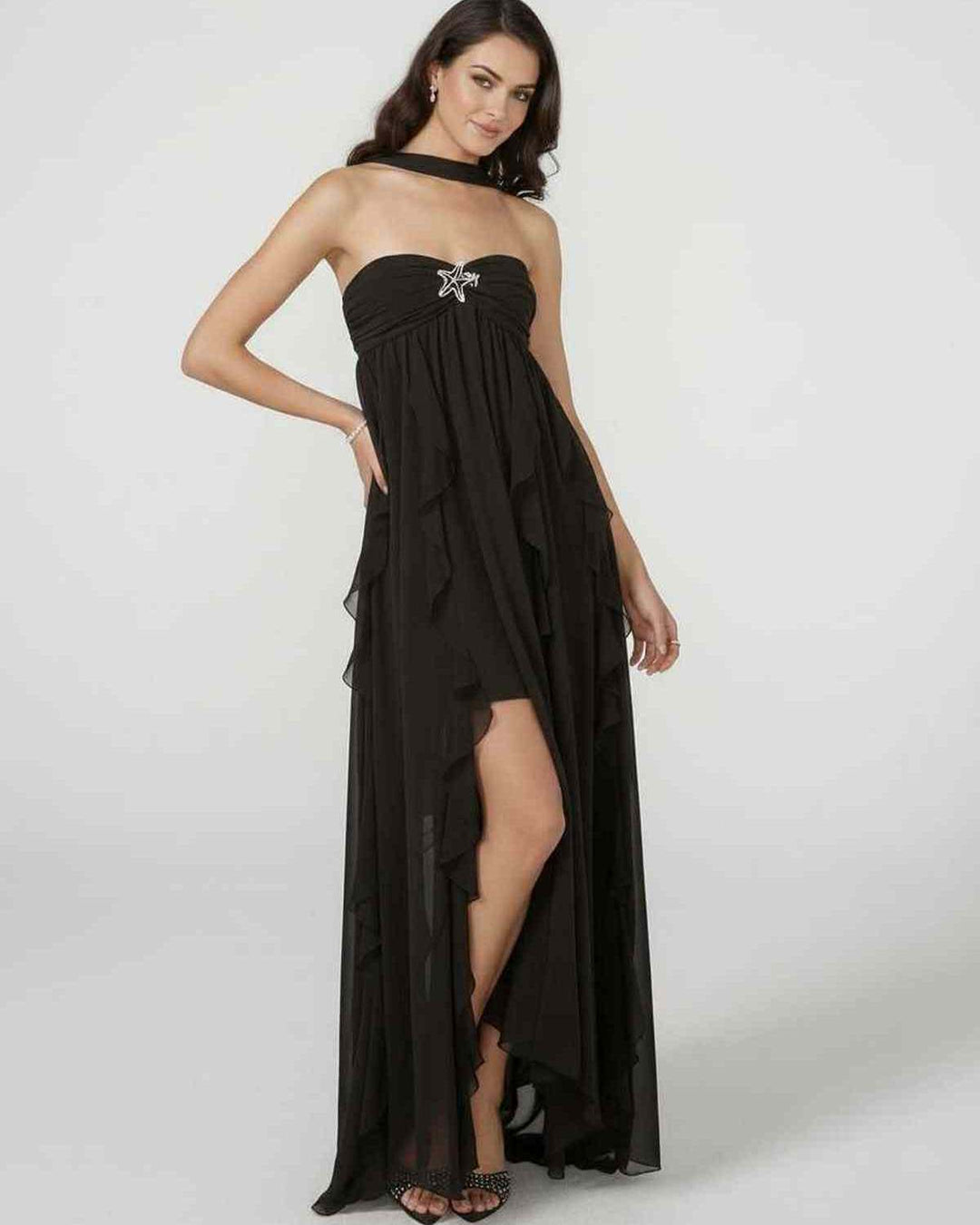 Vestido maxi blanco con escote sin tirantes y borlas. Un estilo elegante y versátil para mujer, perfecto para noches chic de verano.