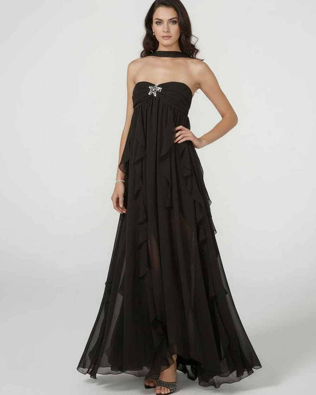 Elegante vestido maxi blanco de fiesta para mujer. Presenta escote sin tirantes y borlas. Ideal para noche y ocasiones formales.