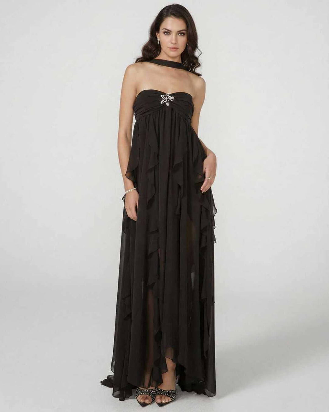 Vestido maxi blanco elegante para mujer con escote sin tirantes y borlas. Ideal para noche, fiesta o eventos formales.
