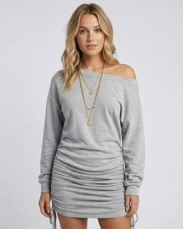 Vestido mini gris claro ajustable para mujer, estilo moderno y casual. Ideal para diversas ocasiones.