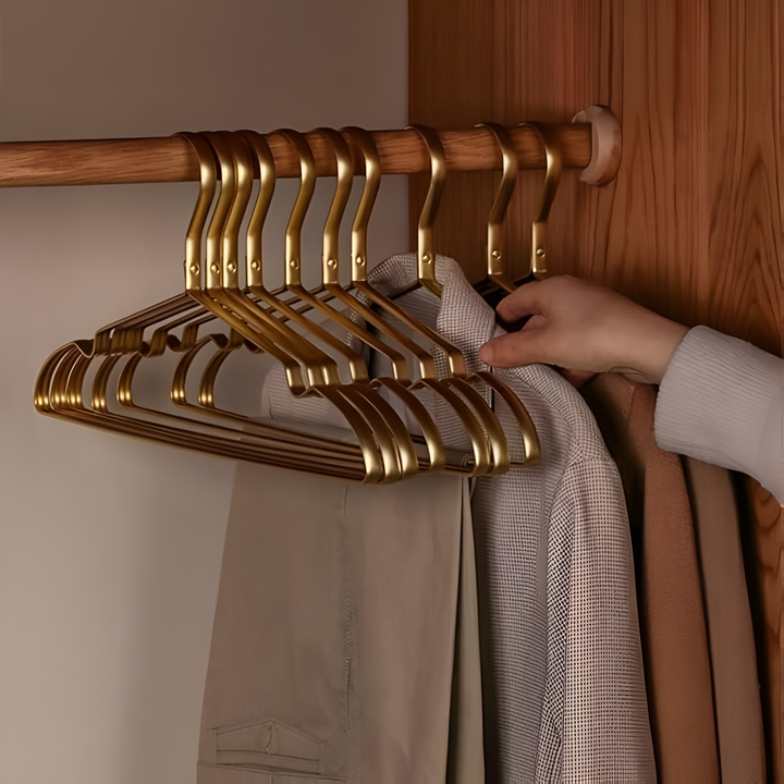 Perchas de aluminio plata antideslizantes, duraderas para organización de guardarropa elegante.