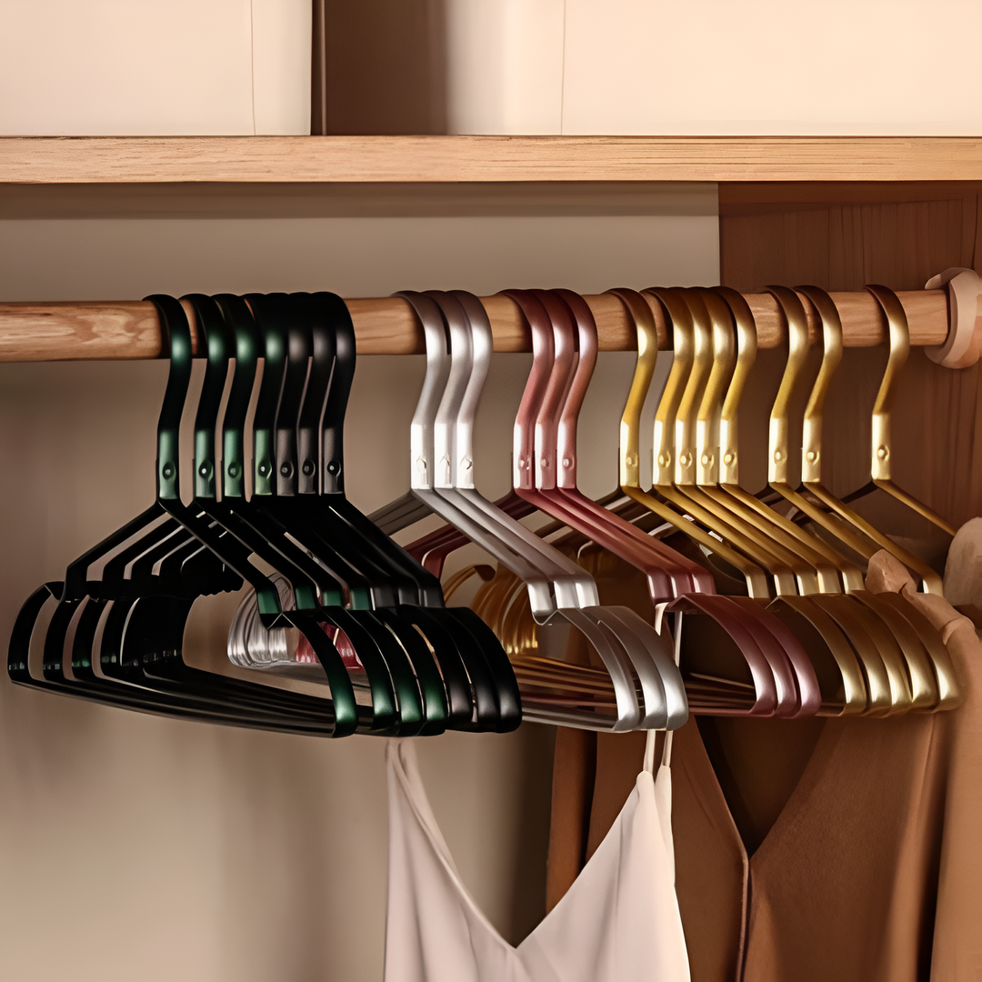 Optimiza espacio en armario con perchas de aluminio antideslizantes, ideales para organizar ropa.