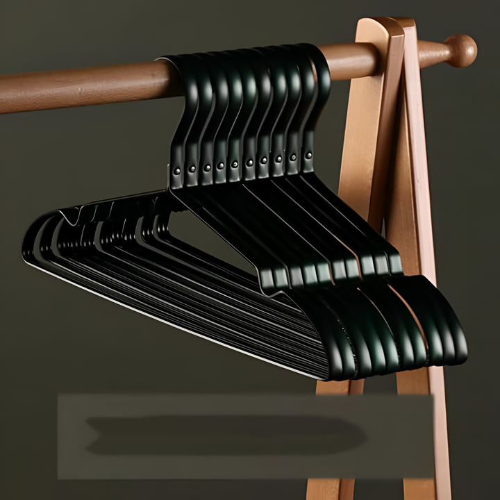 Ropa organizada con perchas de aluminio antideslizantes, accesorios duraderos para armario.