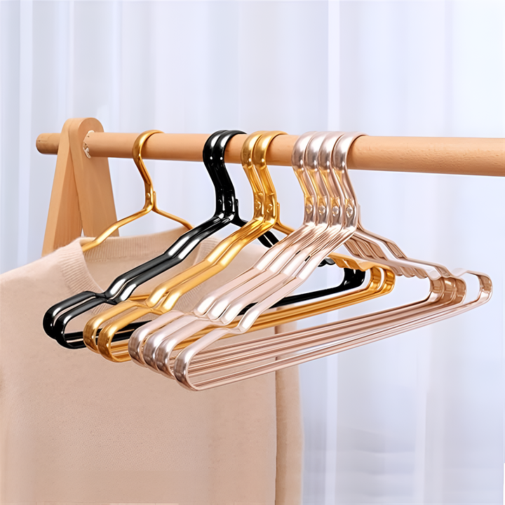 Perchas de aluminio antideslizantes con diseño de lujo, aportan estilo a tu organización de ropa.