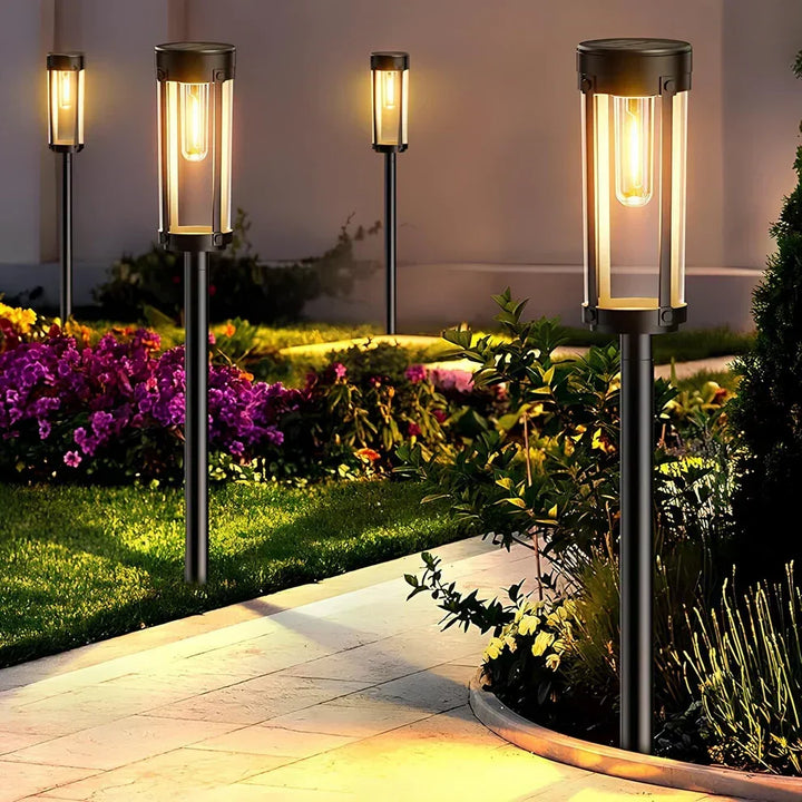 Lámpara solar de estaca para jardín, ofrece iluminación exterior sostenible con energía renovable en vías y patios.