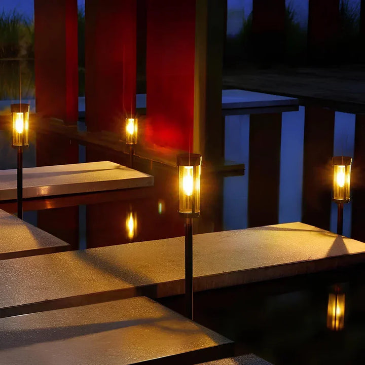 Luces solares decorativas para jardín, perfectas para crear ambiente en patios, balcones y senderos.