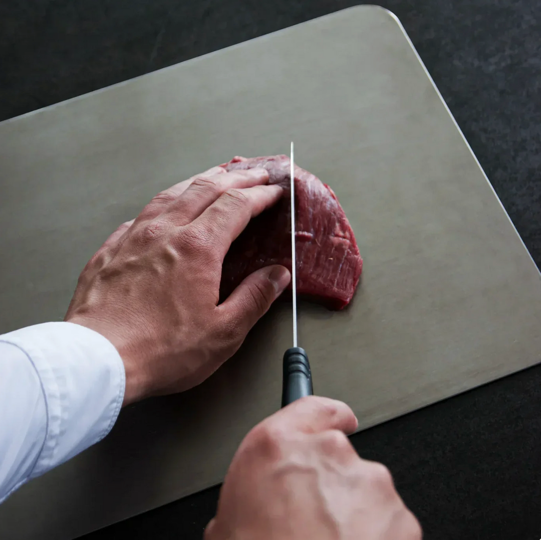 Tabla de cortar Titanium Pro, higiénica y resistente a rayones, ideal para la preparación de alimentos en tu cocina.