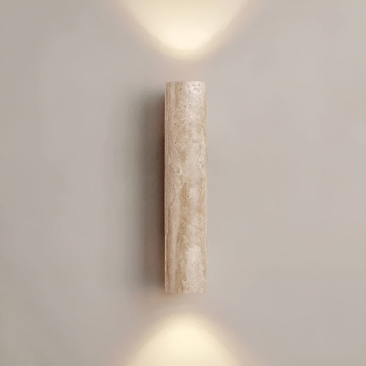 Iluminación LED eficiente con aplique de pared de travertino, crea un ambiente cálido y acogedor.