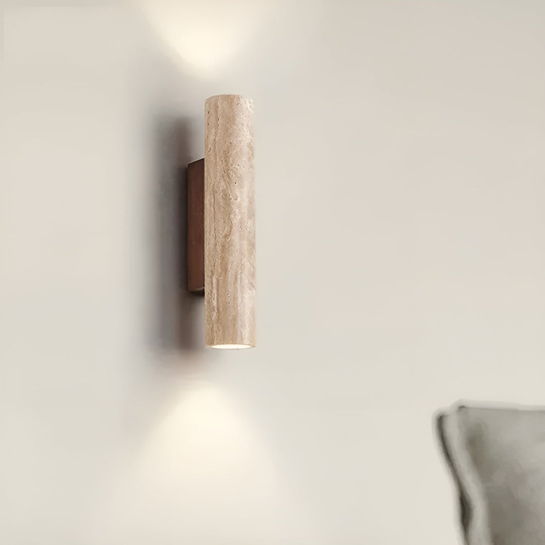 Lámpara de pared de diseño con travertino natural, ideal para decoración e iluminación del hogar.