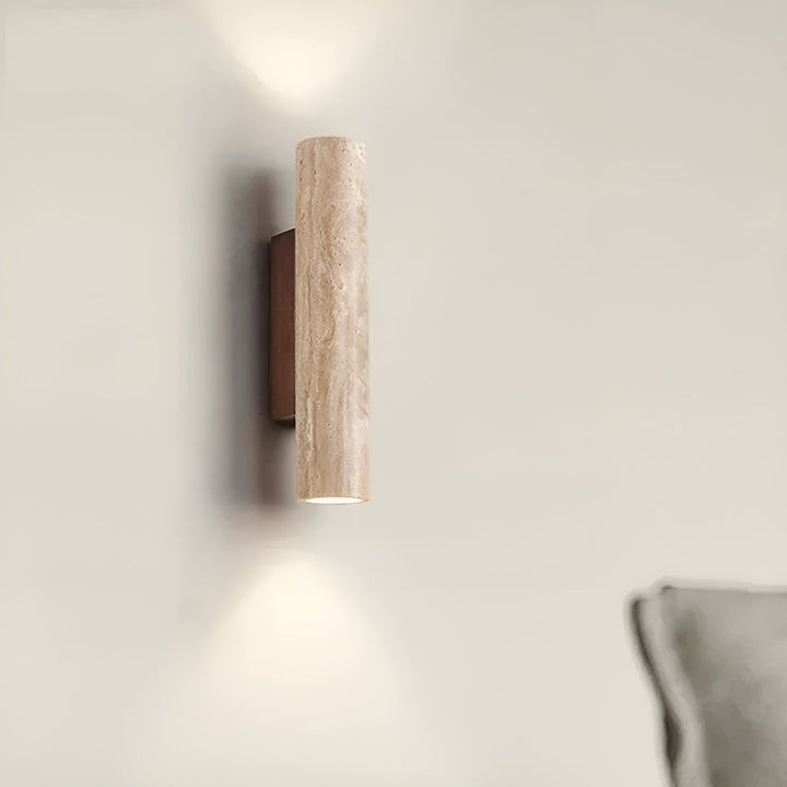 Lámpara de pared de diseño con travertino natural, ideal para decoración e iluminación del hogar.