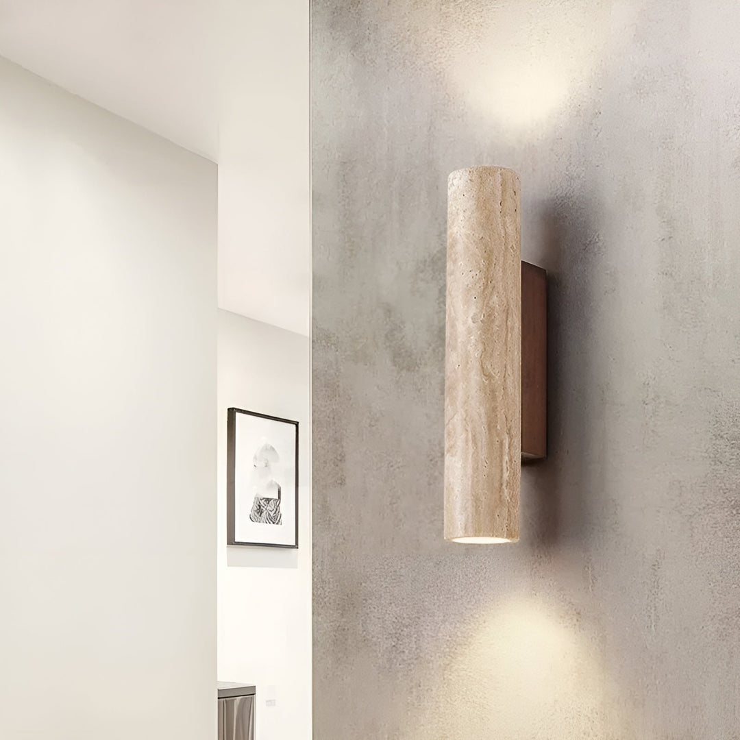Aplique de pared LED de diseño elegante en travertino para un toque minimalista y moderno.