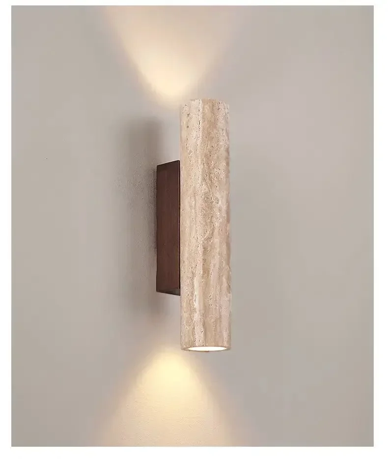 Aplique de pared LED de travertino con iluminación eficiente, ideal para decoración y ambiente en el hogar.