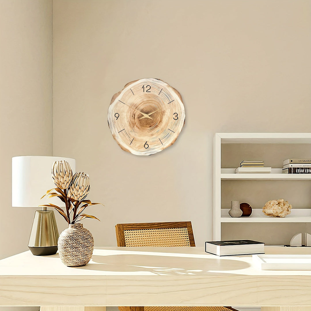 Elegante reloj de pared redondo de madera clara, estilo natural para decoración interior.