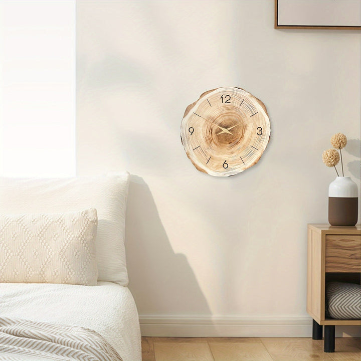 Reloj de pared de madera maciza, aportando un toque natural y sofisticado al salón.