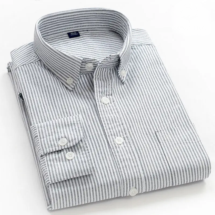 Camisa de hombre casual doblada, estilo versátil y fácil de combinar. Ropa cómoda para verano y primavera.