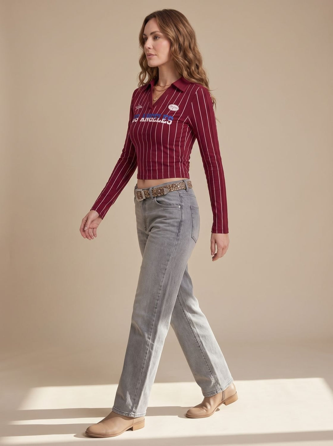 Top corto de rayas burdeos y blanco, cuello polo, manga larga, estilo urbano para mujer.