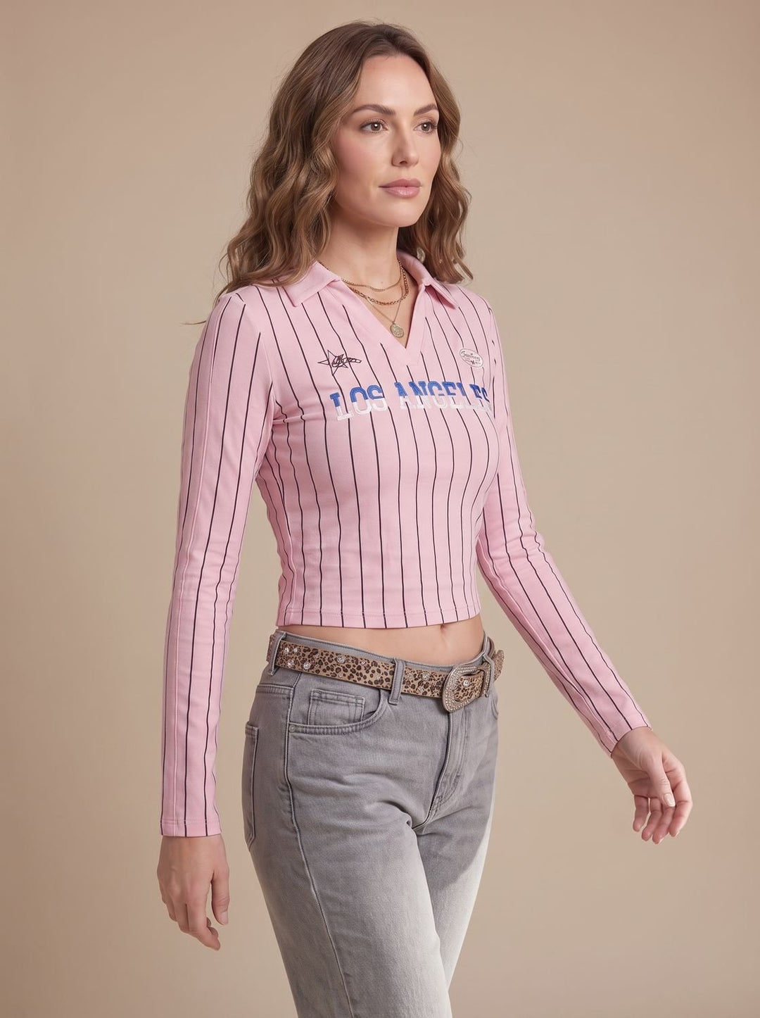 Moda femenina: top corto de rayas, cuello polo, manga larga, ideal para un estilo urbano.