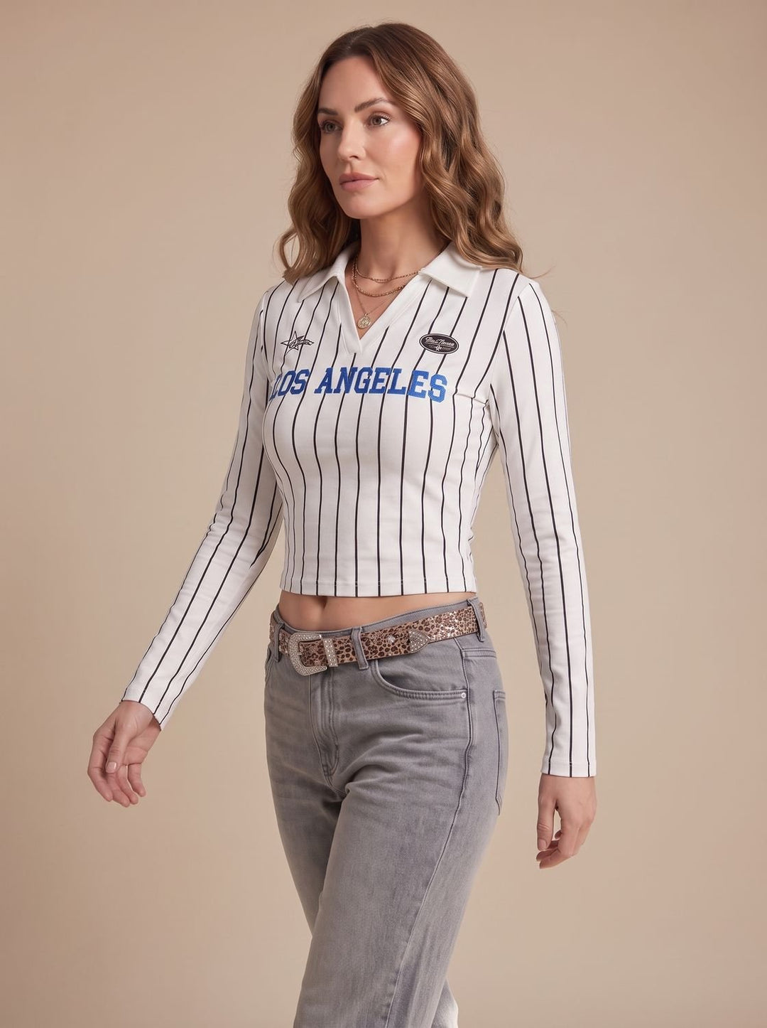 Top de rayas, cuello polo, manga larga, ajustado, burdeos, para un look urbano y moderno.
