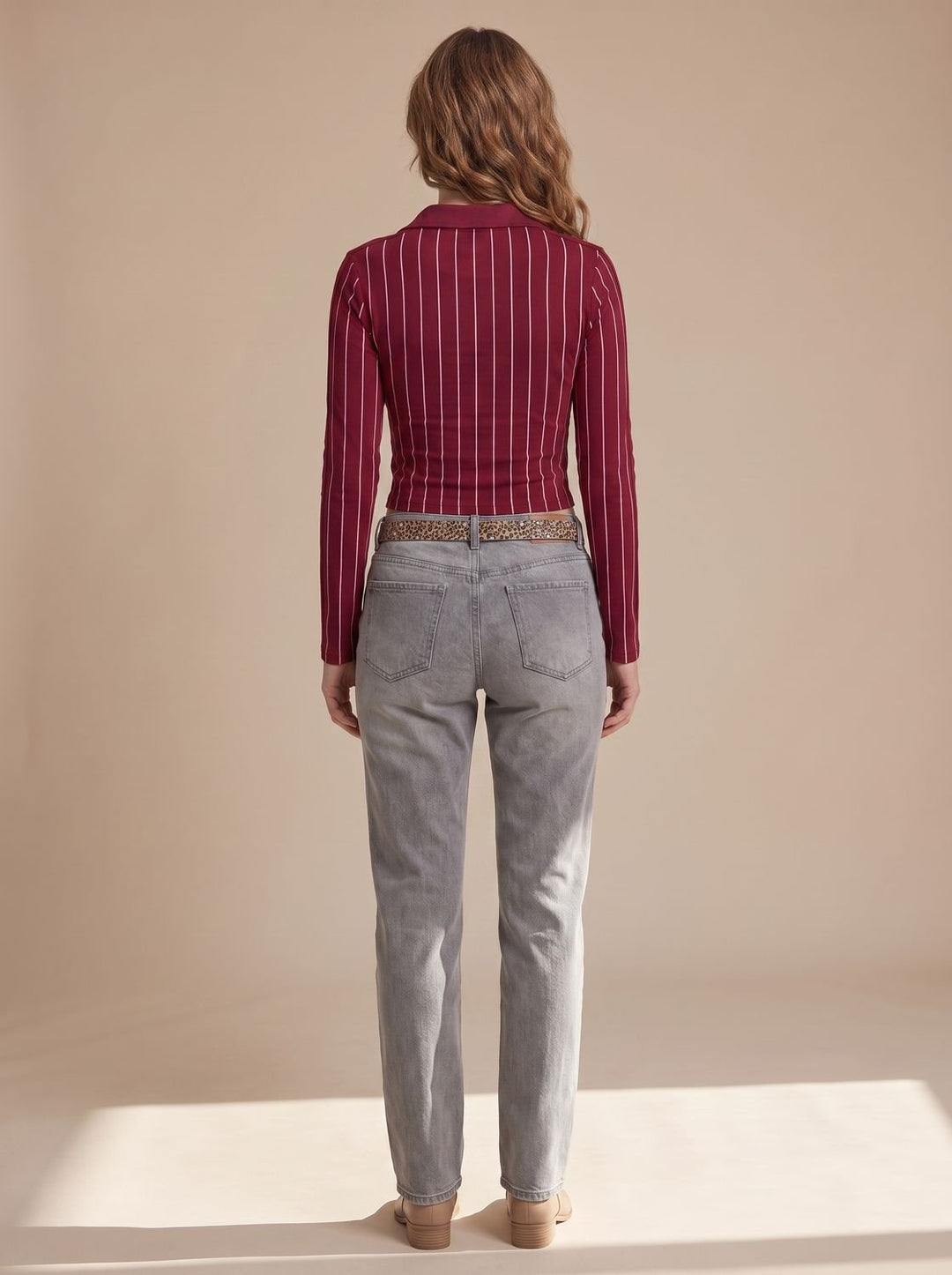 Top mujer de rayas estilo urbano, cuello polo, manga larga, perfecto para look casual.