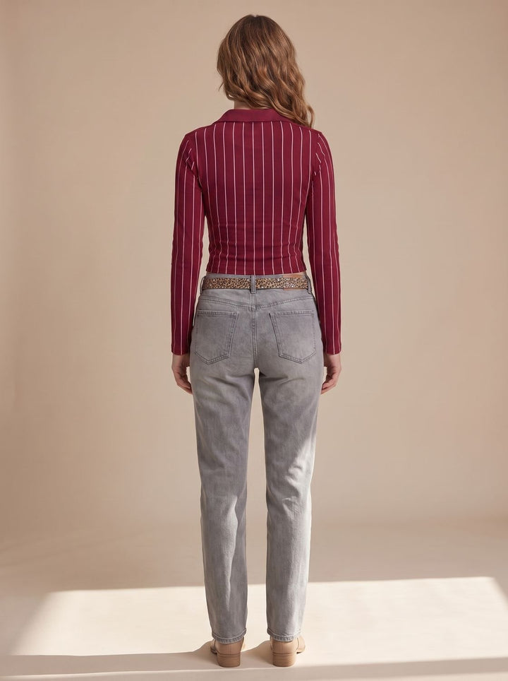 Top mujer de rayas estilo urbano, cuello polo, manga larga, perfecto para look casual.