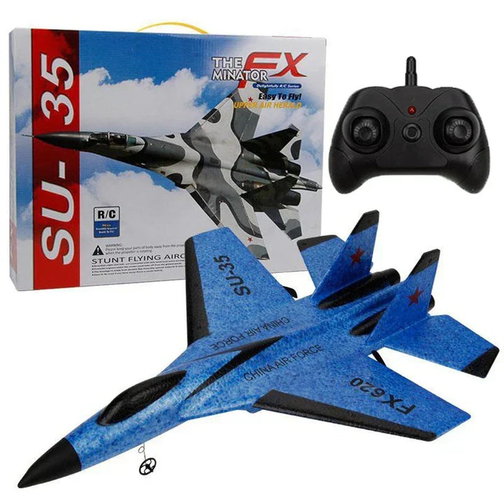 Maniobras dinámicas del caza SU-35 radiocontrolado. Avión RC para acrobacias y diversión al aire libre.