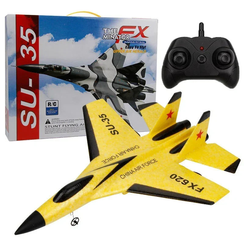 Vista frontal del avión RC SU-35. Diseño realista de caza para aeromodelismo y control remoto.