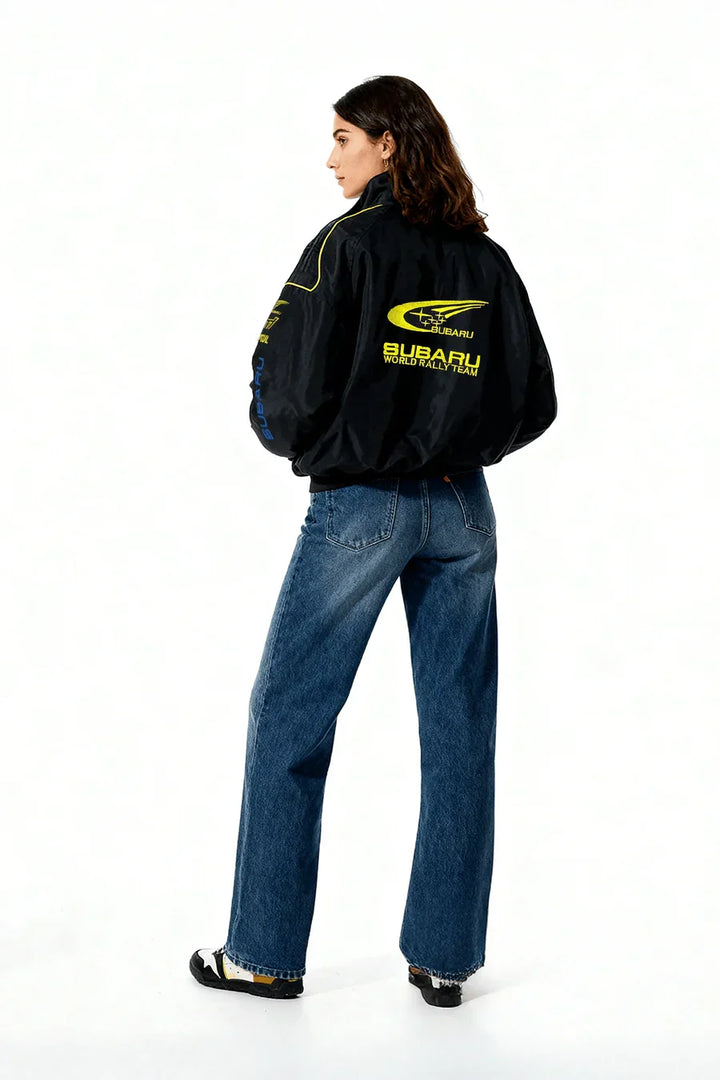 Chaqueta de carreras vintage negra. Diseño unisex para entusiastas del automovilismo y la moda retro.