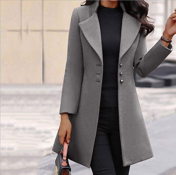Chaqueta larga de mujer, estilo clásico con botones. Ropa formal y elegante, perfecta para moda de invierno.