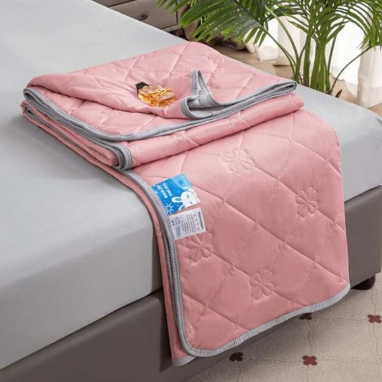 Manta refrigerante para cama o sofá. Proporciona frescura y confort en tu hogar durante el verano.