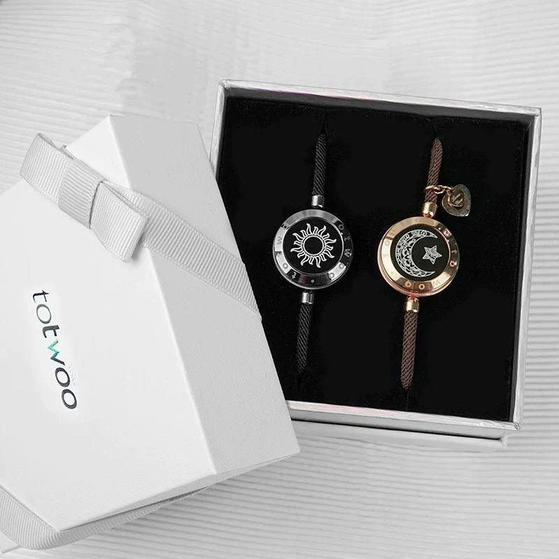 Pulseras de conexión a distancia para parejas con luz y vibración. Regalo de amor que une corazones.