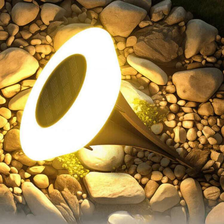 Luz solar LED de jardín de fácil instalación, perfecta para iluminar senderos exteriores de forma autónoma y sostenible.