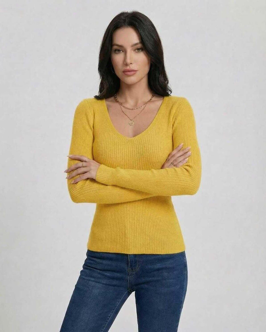 Suéter ajustado de mujer con cuello en V, manga larga y rayas. Pullover blanco perfecto para el otoño casual.