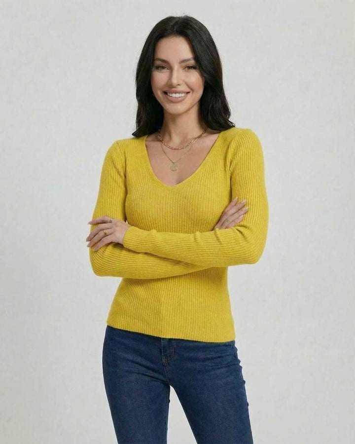 Suéter de mujer blanco a rayas, cuello V y manga larga. Diseño ajustado y versátil para invierno casual.
